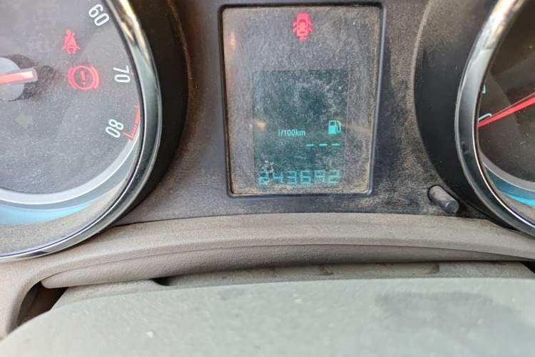 Used Buick GT 2012 GT 1.6L Manual Entry-Level Model Odometer Close Up