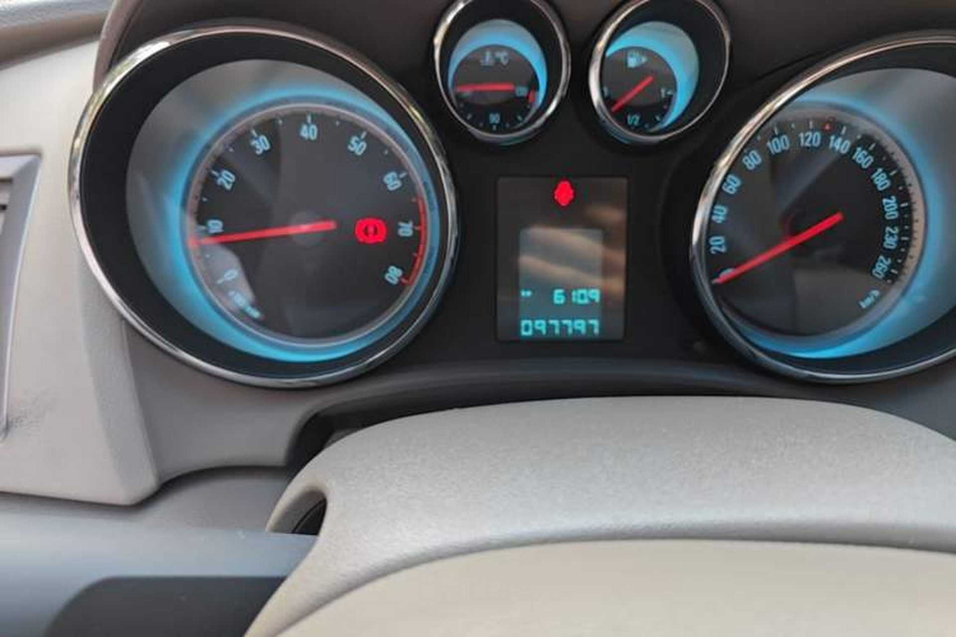 Used Buick GT 2012 GT 1.6L Manual Entry-Level Model Odometer Close Up