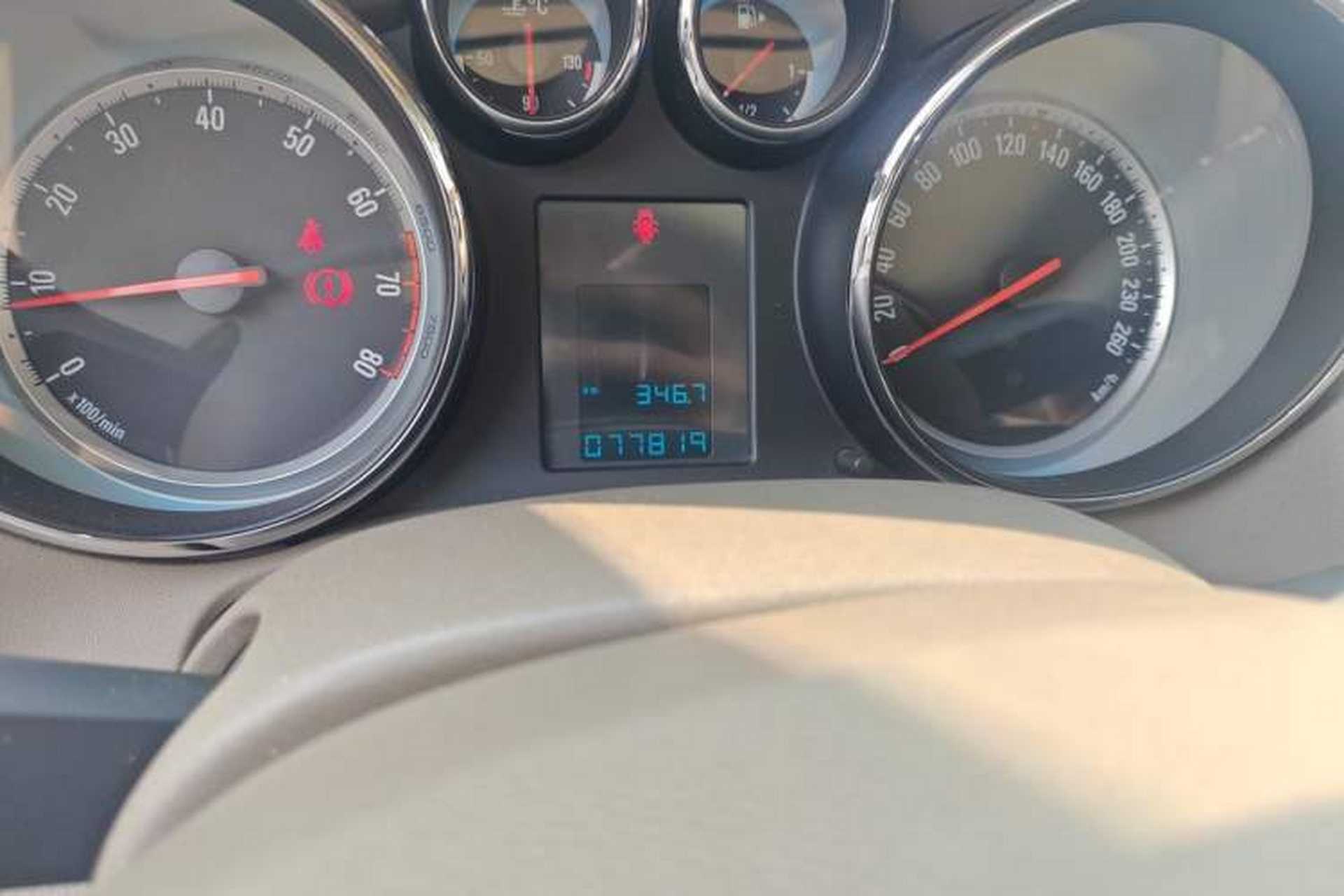 Used Buick GT 2012 GT 1.6L Manual Entry-Level Model Odometer Close Up