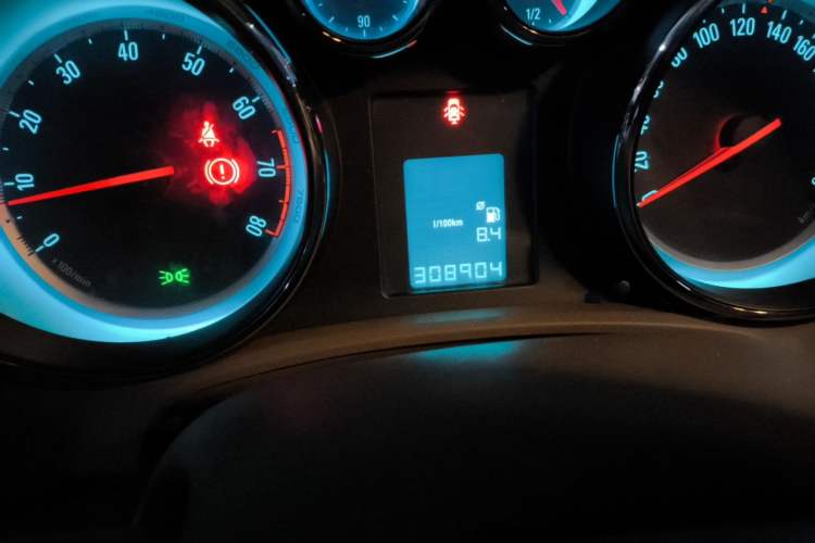 Used Buick GT 2012 GT 1.6L Manual Entry-Level Model Odometer Close Up