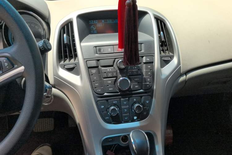 Used Buick GT 2012 XT 1.6L Automatic Fashion Edition Audio And AC Panel