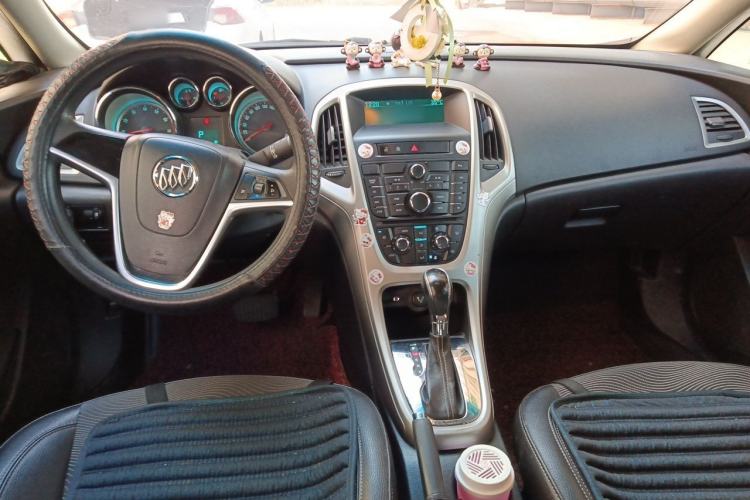 Used Buick GT 2012 XT 1.6L Automatic Fashion Edition Center Console
