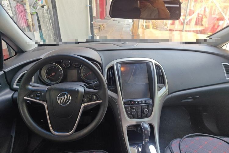 Used Buick GT 2012 XT 1.6L Automatic Fashion Edition Center Console