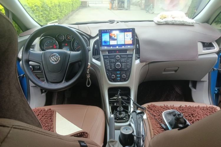 Used Buick GT 2012 XT 1.6L Manual Comfort Edition Center Console