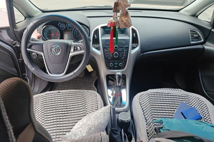 Used Buick GT 2012 XT 1.6L Automatic Fashion Edition Center Console