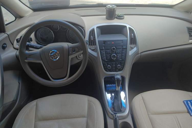 Used Buick GT 2012 GT 1.8L Automatic Fashionable Leather Edition Center Console