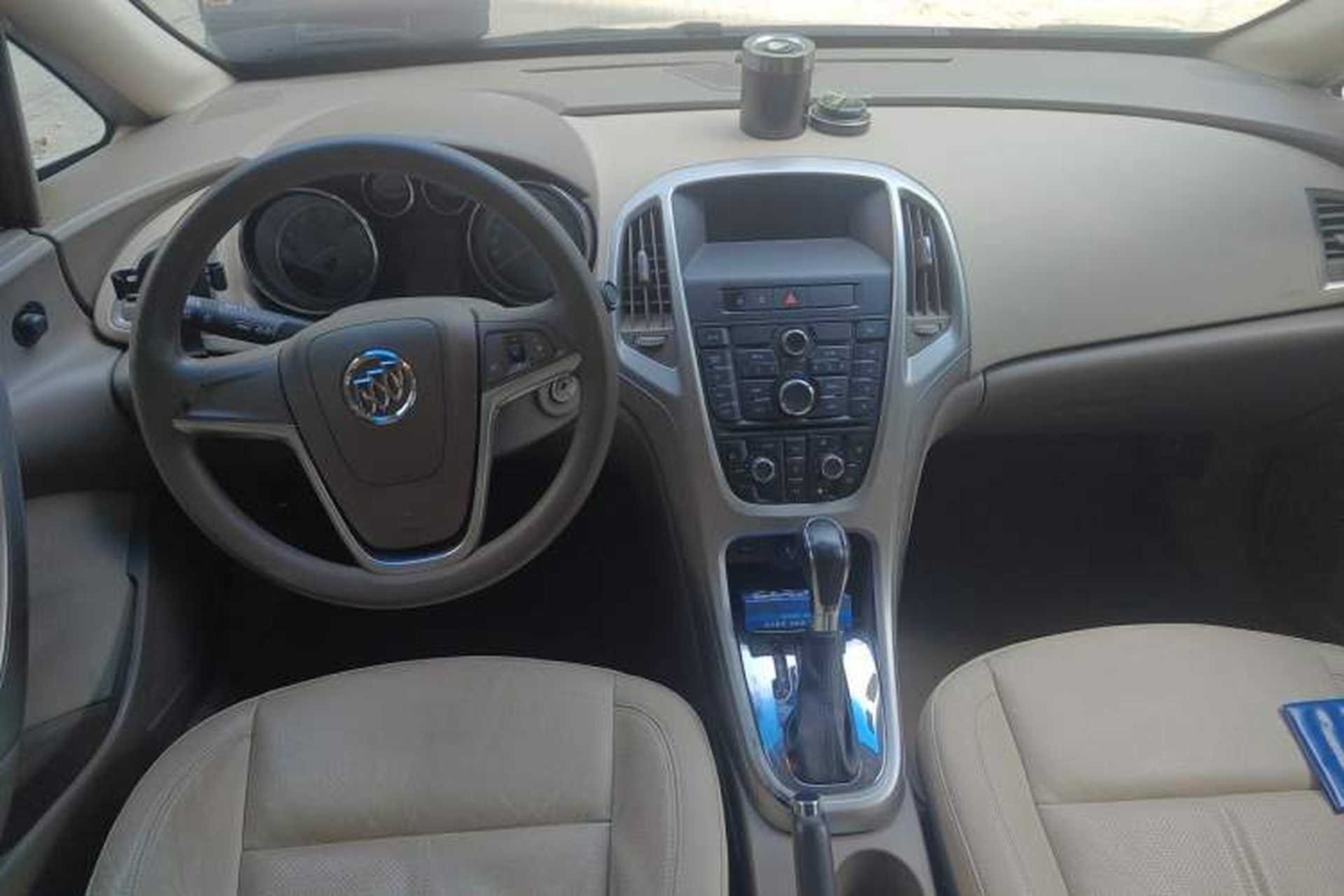 Used Buick GT 2012 GT 1.8L Automatic Fashionable Leather Edition Center Console