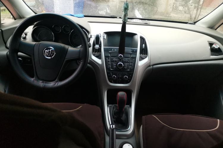 Used Buick GT 2012 XT 1.6L Manual Comfort Edition Center Console
