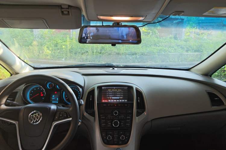 Used Buick GT 2012 XT 1.6L Automatic Fashion Edition Center Console