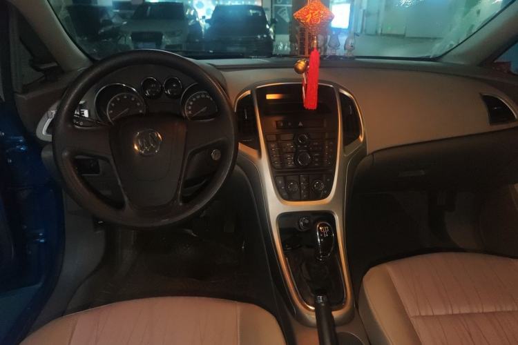 Used Buick GT 2012 XT 1.6L Manual Comfort Edition Center Console