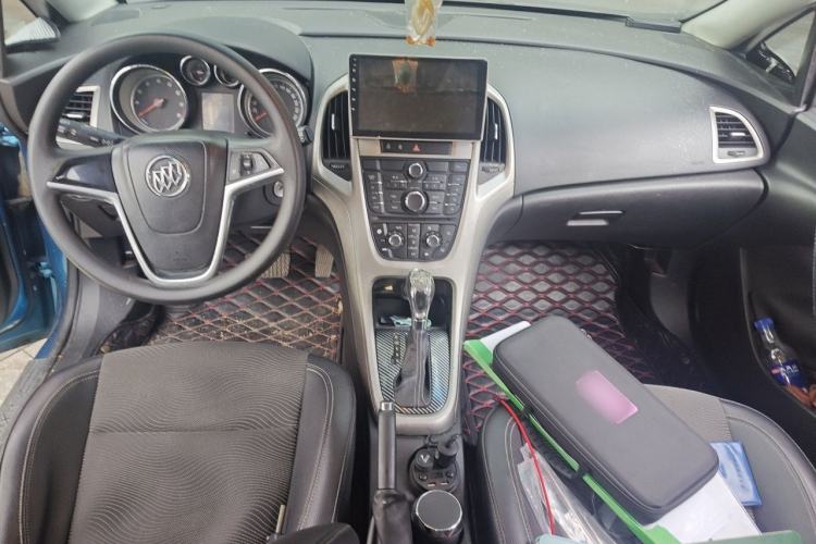 Used Buick GT 2012 XT 1.6L Automatic Fashion Edition Center Console