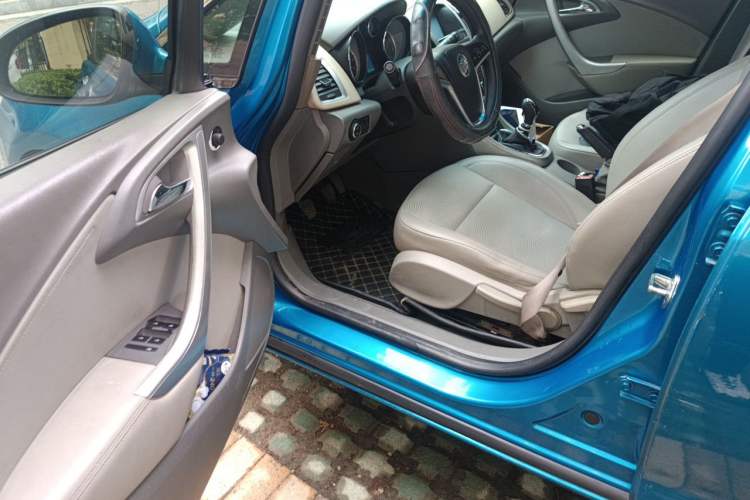 Used Buick GT 2012 XT 1.6L Manual Entry-Level Model Driver Seat