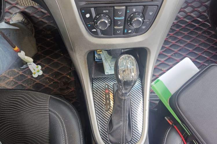 Used Buick GT 2012 XT 1.6L Automatic Fashion Edition Gear Lever