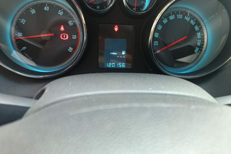 Used Buick GT 2012 XT 1.6L Manual Entry-Level Model Odometer Close Up