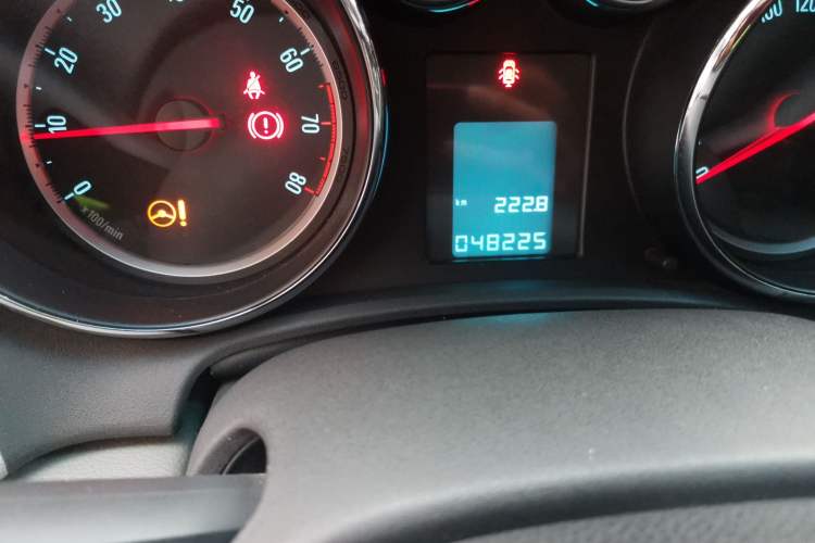 Used Buick GT 2012 XT 1.6L Manual Comfort Edition Odometer Close Up