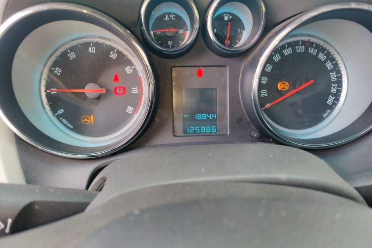 Used Buick GT 2012 XT 1.6L Manual Entry-Level Model Odometer Close Up