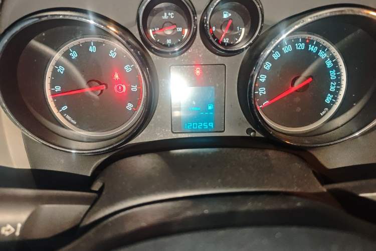 Used Buick GT 2012 XT 1.6L Manual Comfort Edition Odometer Close Up