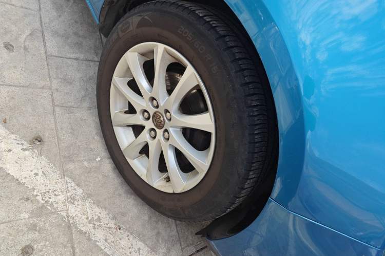 Used Buick GT 2012 XT 1.6L Automatic Fashion Edition Right Front Wheel Hub