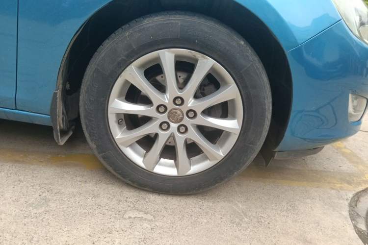 Used Buick GT 2012 XT 1.6L Manual Comfort Edition Right Front Wheel Hub