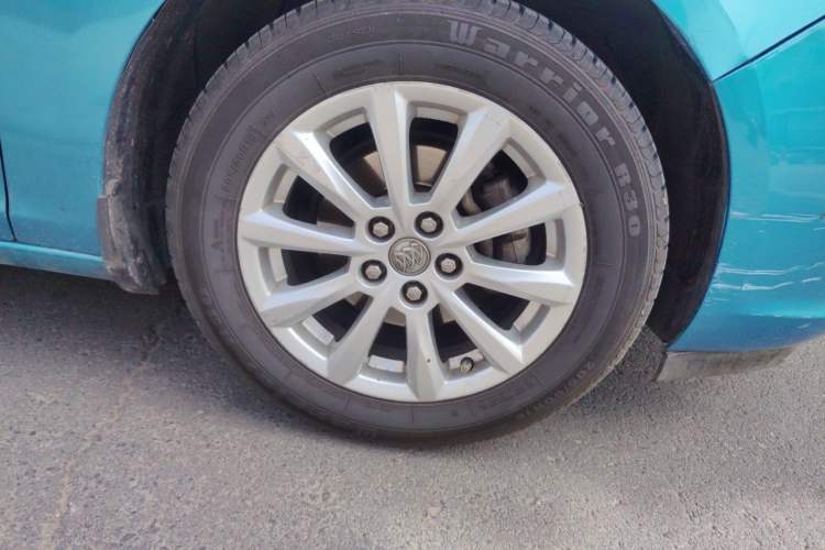 Used Buick GT 2012 GT 1.6L Automatic Comfort Edition Right Front Wheel Hub