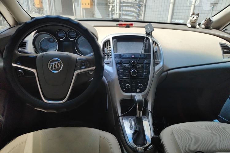 Used Buick GT 2012 GT 1.6L Automatic Fashion Edition Center Console