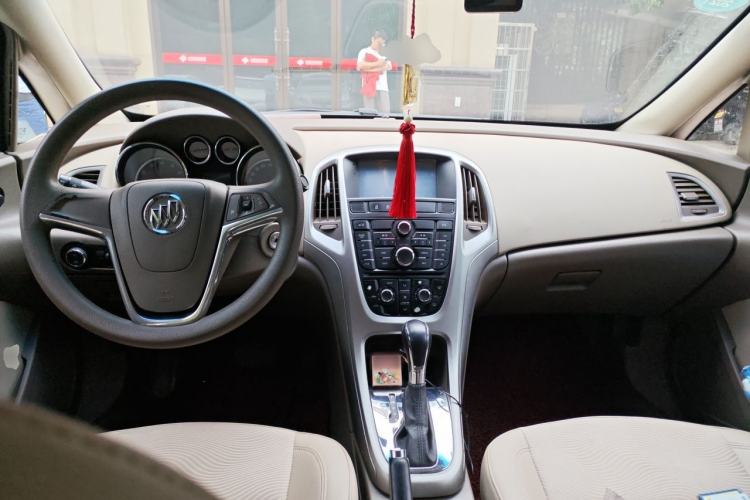 Used Buick GT 2012 GT 1.6L Automatic Fashion Edition Center Console