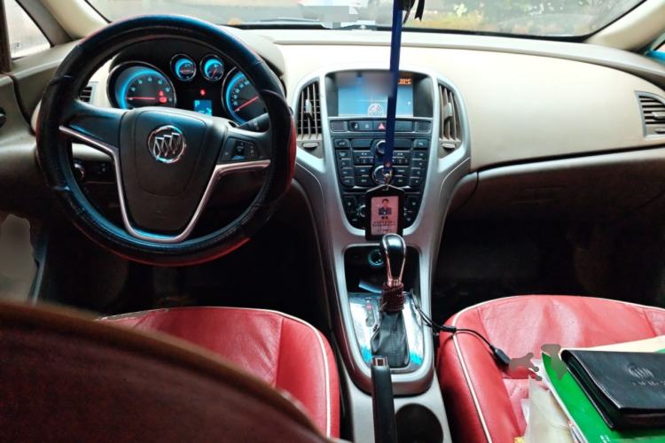 Used Buick GT 2012 GT 1.6L Automatic Fashion Edition Center Console