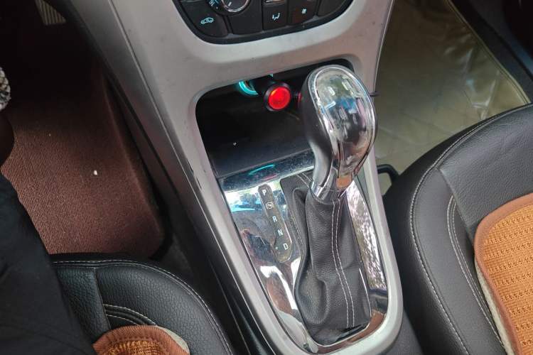 Used Buick GT 2012 GT 1.6T Stylish Sporty Leather Edition Gear Lever
