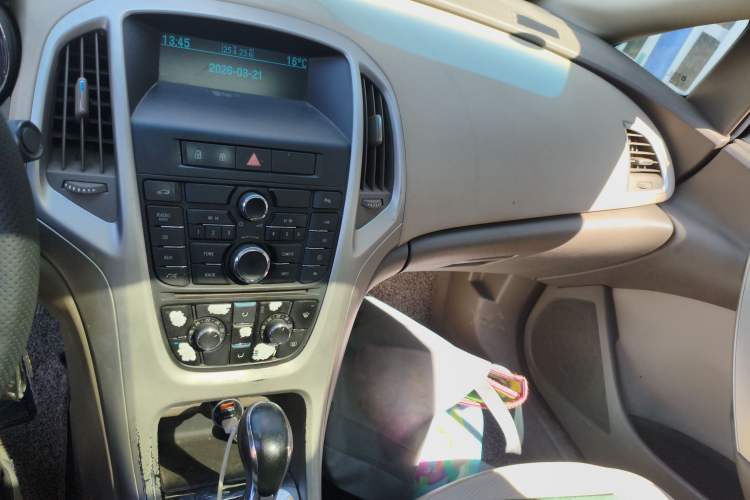 Used Buick GT 2012 GT 1.6L Automatic Fashion Edition Audio And AC Panel
