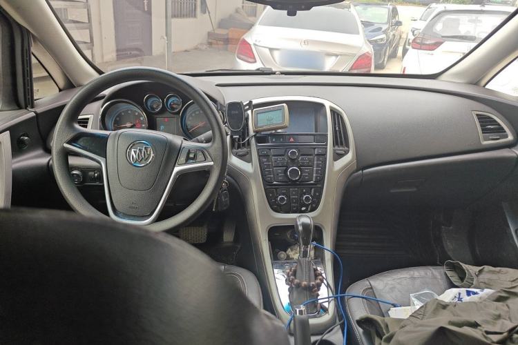 Used Buick GT 2012 GT 1.8L Automatic Fashionable Leather Edition Center Console