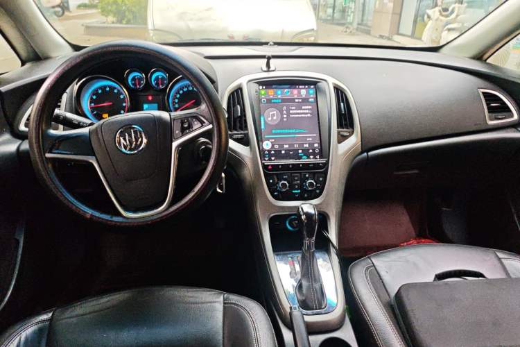 Used Buick GT 2012 GT 1.8L Automatic Fashionable Leather Edition Center Console