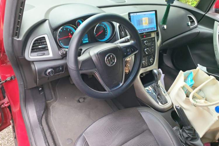 Used Buick GT 2012 XT 1.6L Automatic Fashion Edition Center Console