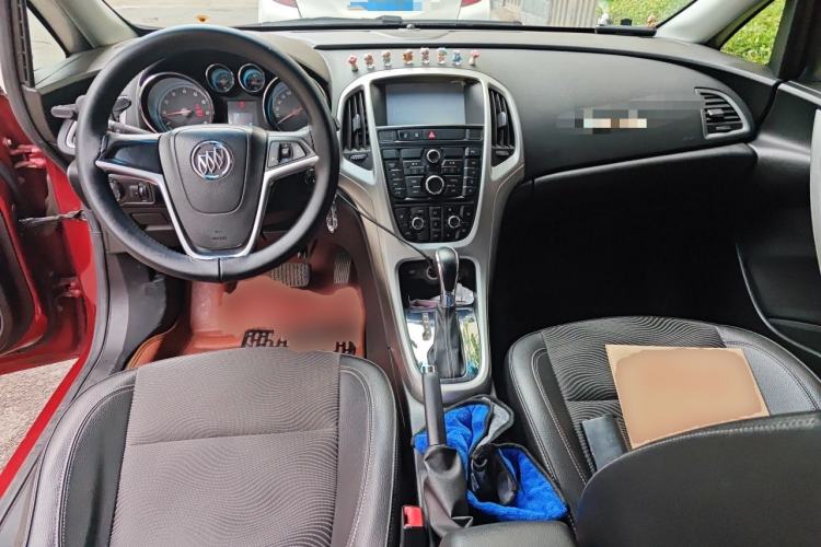 Used Buick GT 2012 XT 1.6L Automatic Fashion Edition Center Console