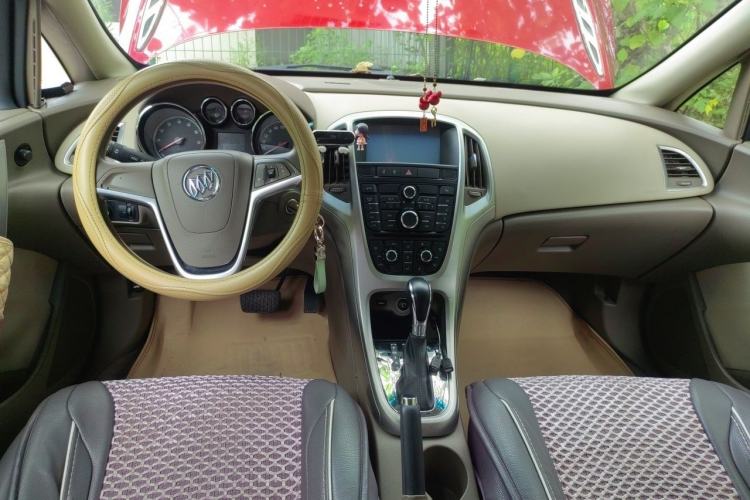 Used Buick GT 2012 GT 1.6L Automatic Fashion Edition Center Console