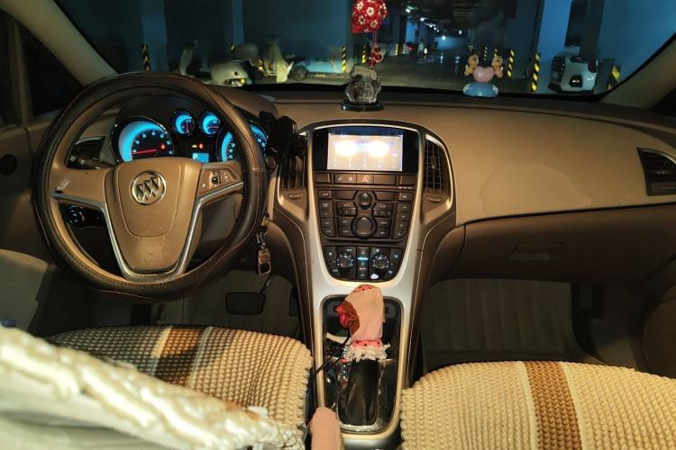 Used Buick GT 2012 GT 1.6L Automatic Fashion Edition Center Console
