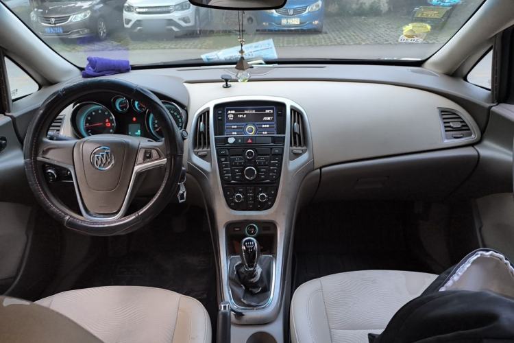 Used Buick GT 2012 GT 1.6L Manual Entry-Level Model Center Console
