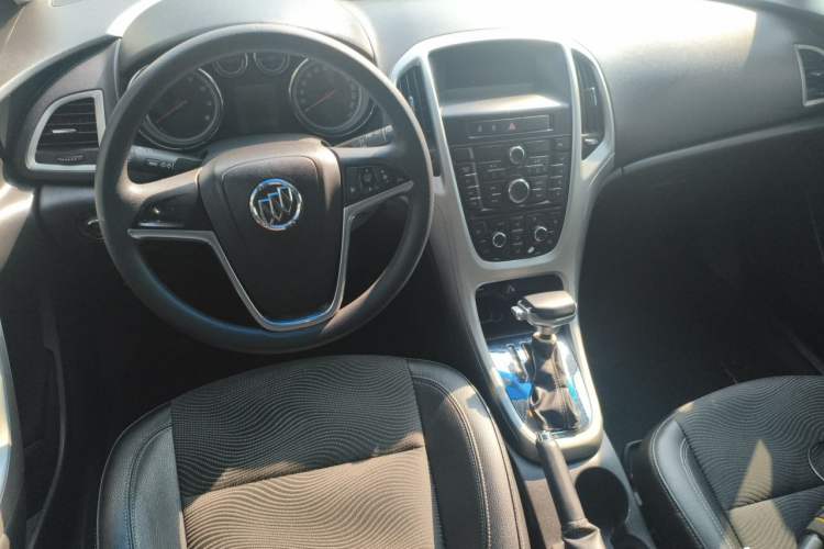 Used Buick GT 2012 XT 1.6L Automatic Fashion Edition Center Console
