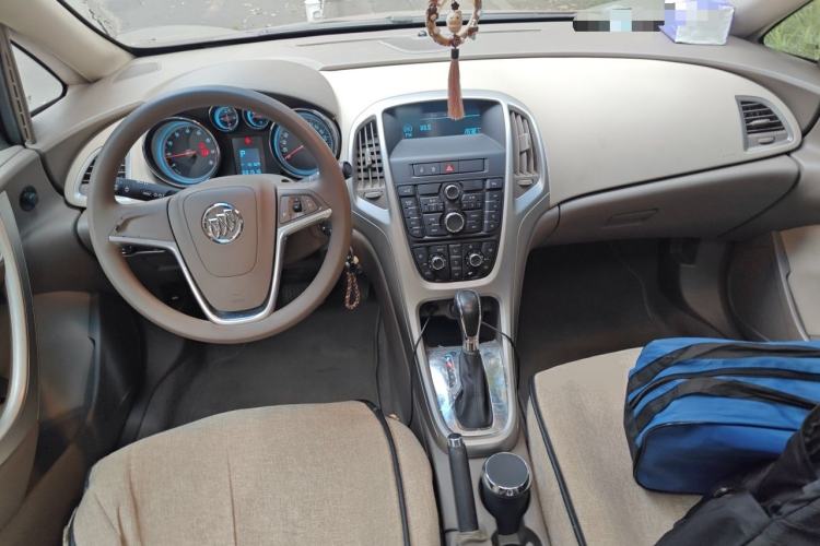 Used Buick GT 2012 GT 1.6L Automatic Fashion Edition Center Console