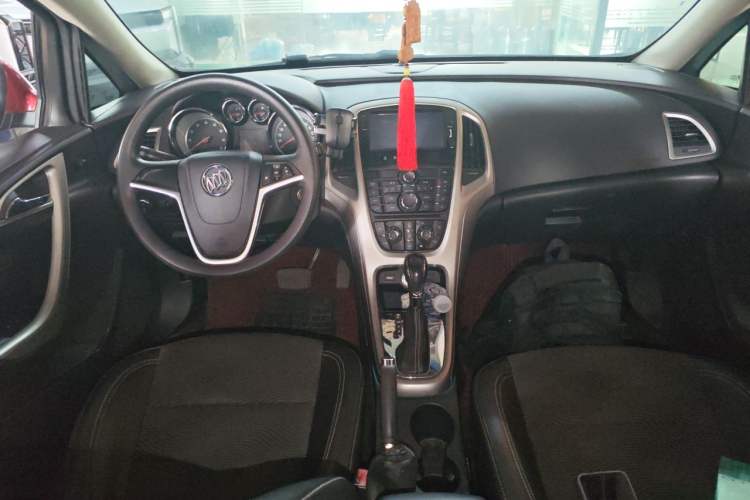 Used Buick GT 2012 XT 1.6L Automatic Fashion Edition Center Console