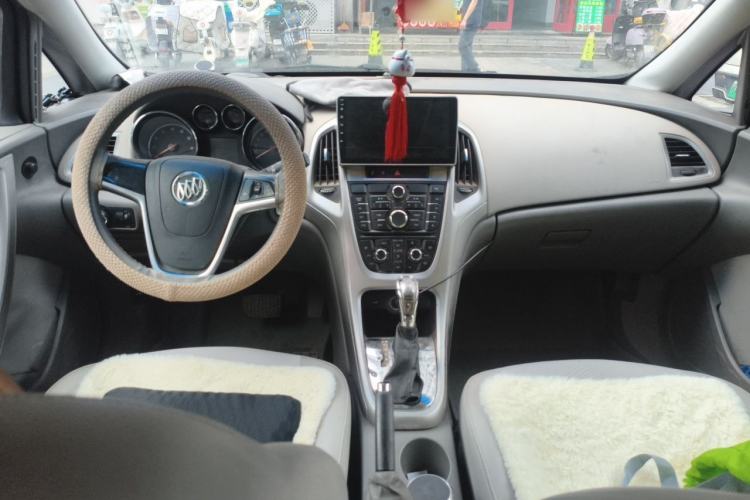 Used Buick GT 2012 XT 1.6L Automatic Fashion Edition Center Console