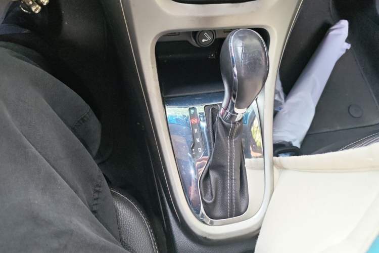 Used Buick GT 2012 XT 1.6L Automatic Fashion Edition Gear Lever
