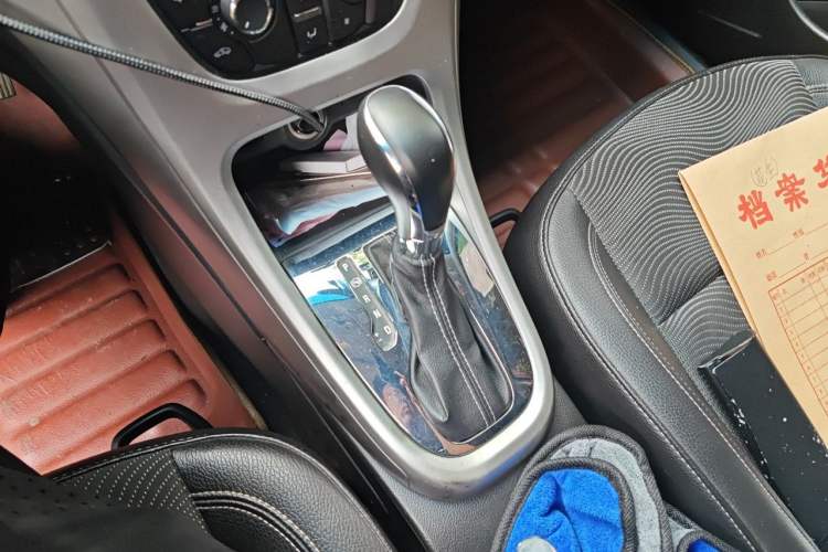 Used Buick GT 2012 XT 1.6L Automatic Fashion Edition Gear Lever