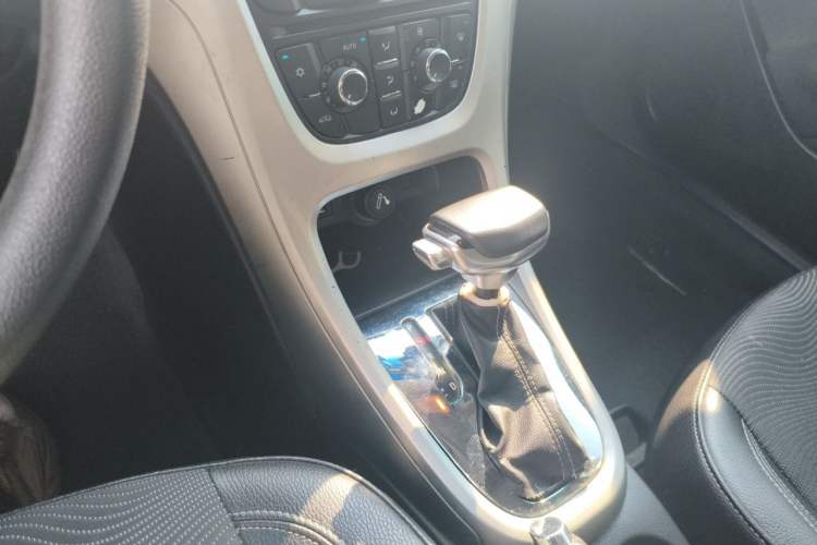 Used Buick GT 2012 XT 1.6L Automatic Fashion Edition Gear Lever