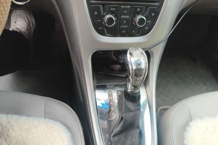 Used Buick GT 2012 XT 1.6L Automatic Fashion Edition Gear Lever