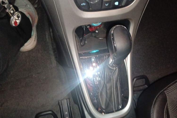 Used Buick GT 2012 XT 1.6L Automatic Fashion Edition Gear Lever