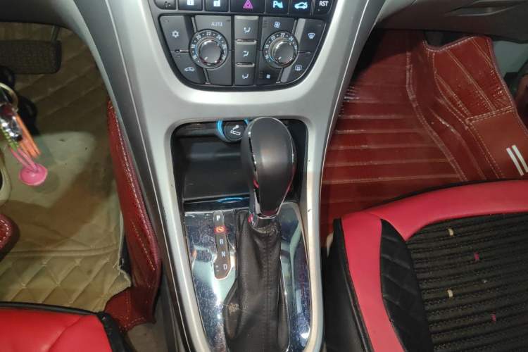 Used Buick GT 2012 XT 1.6L Automatic Fashion Edition Gear Lever