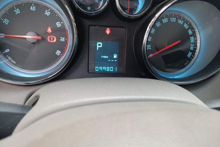 Used Buick GT 2012 GT 1.8L Automatic Fashionable Leather Edition Odometer Close Up