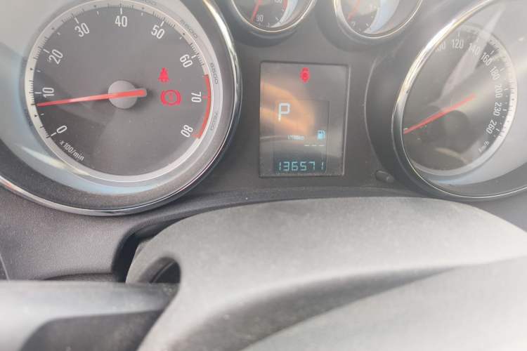 Used Buick GT 2012 GT 1.8L Automatic Fashionable Leather Edition Odometer Close Up