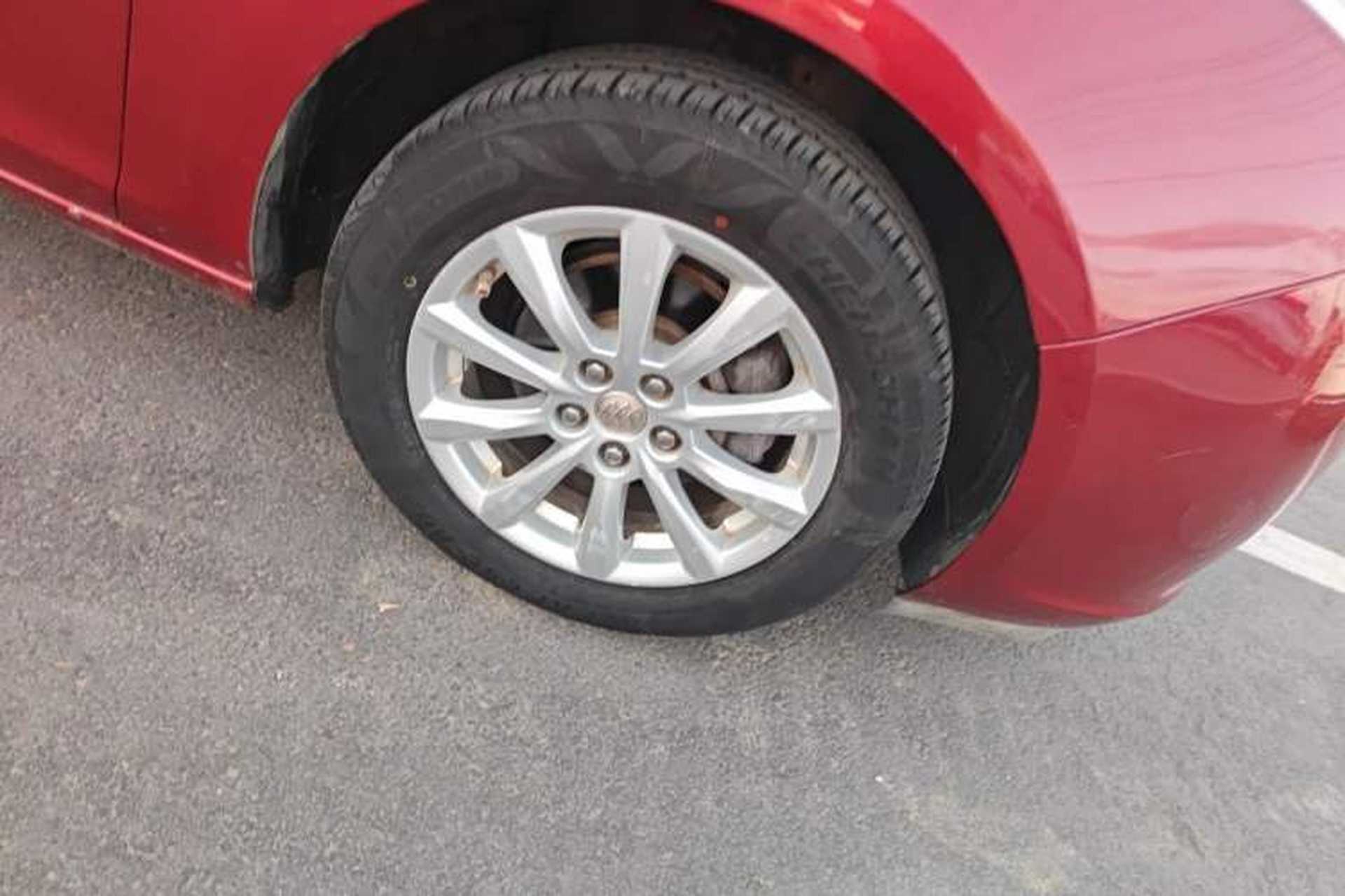 Used Buick GT 2012 GT 1.6L Automatic Comfort Edition Right Front Wheel Hub