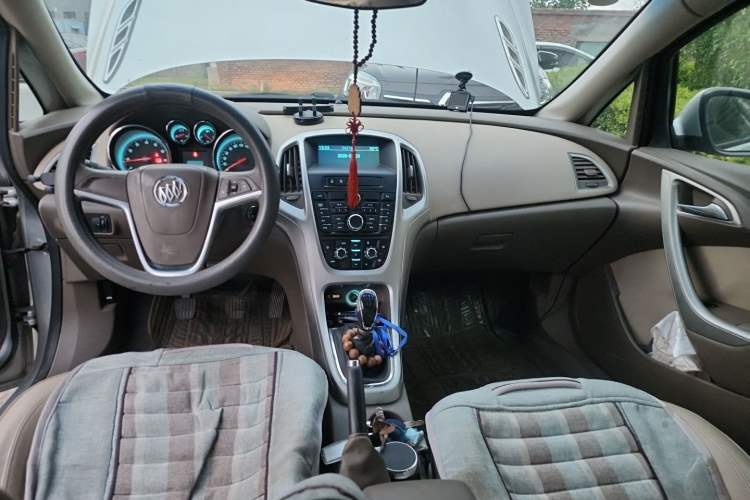 Used Buick GT 2012 GT 1.6L Manual Entry-Level Model Center Console